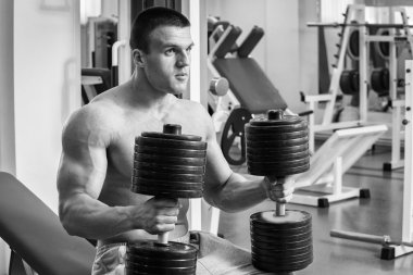 Çok güçlü bir adam salonda yapmaktadır