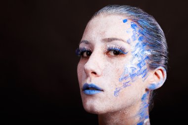Mavi ve beyaz renklerde yaratıcı, parlak makyaj