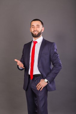 İş takım elbiseli genç şık işadamı.