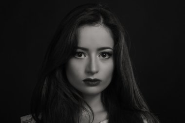 Genç bir kadının güzel siyah beyaz portre