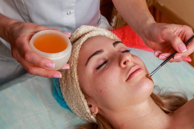 Güzellik bakımları için sorun cilt. Krem uygulamak kız spa salonda.