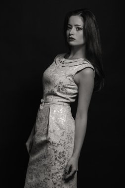 Genç bir kadının güzel siyah beyaz portre