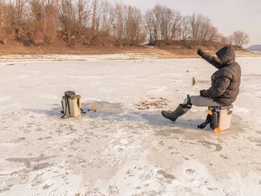 Güzel kış manzara Nehri üzerinde. Buz nehirde. Balık tutma kış