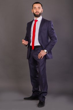 İş takım elbiseli genç şık işadamı.