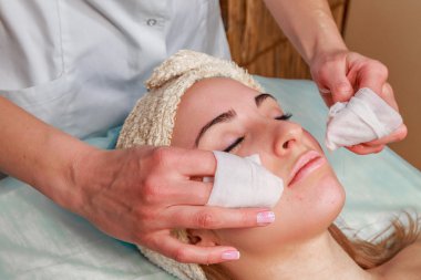 Güzellik bakımları için sorun cilt. Krem uygulamak kız spa salonda.