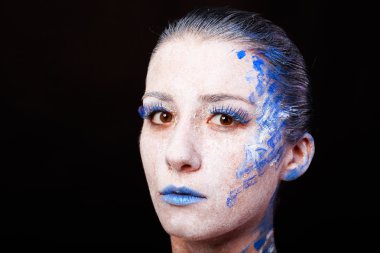 Mavi ve beyaz renklerde yaratıcı, parlak makyaj