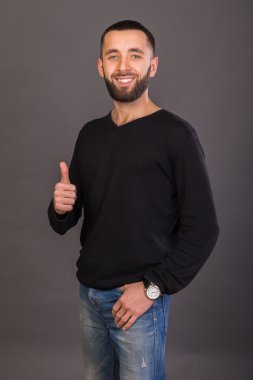 Şık, başarılı iş adamı. Stüdyoda duygusal genç adam.