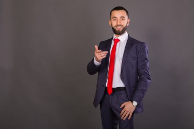 İş takım elbiseli genç şık işadamı.