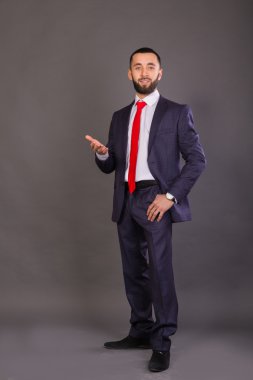 İş takım elbiseli genç şık işadamı.