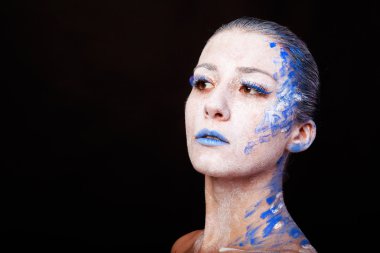 Mavi ve beyaz renklerde yaratıcı, parlak makyaj