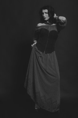 Kırmızı ve siyah elbiseli güzel esmer