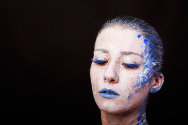 Mavi ve beyaz renklerde yaratıcı, parlak makyaj