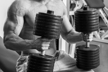 Çok güçlü bir adam salonda yapmaktadır