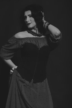 Kırmızı ve siyah elbiseli güzel esmer