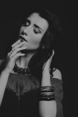 Kırmızı ve siyah elbiseli güzel esmer