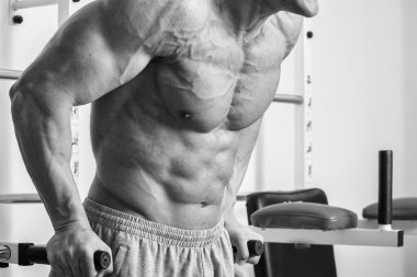 Çok güçlü bir adam salonda yapmaktadır