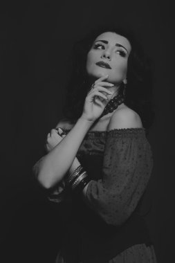 Kırmızı ve siyah elbiseli güzel esmer