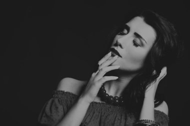 Kırmızı ve siyah elbiseli güzel esmer