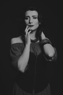 Kırmızı ve siyah elbiseli güzel esmer