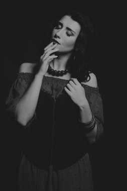 Kırmızı ve siyah elbiseli güzel esmer