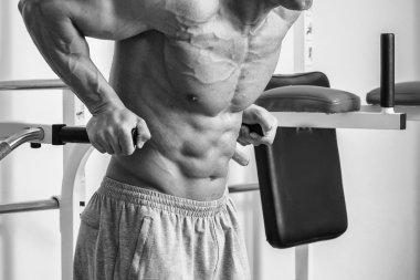 Çok güçlü bir adam salonda yapmaktadır