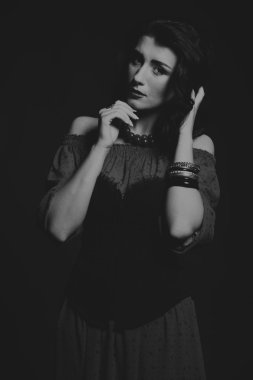 Kırmızı ve siyah elbiseli güzel esmer