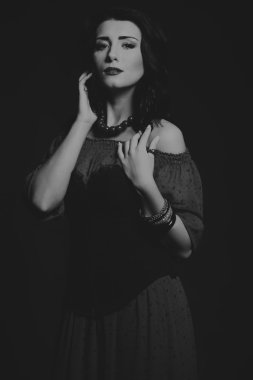 Kırmızı ve siyah elbiseli güzel esmer