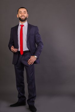 İş takım elbiseli genç şık işadamı.