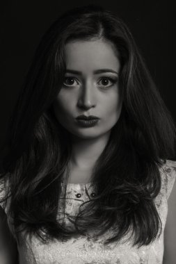 Genç bir kadının güzel siyah beyaz portre