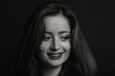 Genç bir kadının güzel siyah beyaz portre