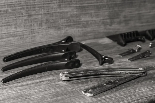 Hulpprogramma's kappers. Barber Tools op een houten achtergrond — Stockfoto