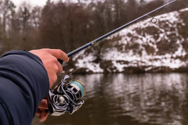 Fiskare fiskar på en snurrande vinter — Stockfoto