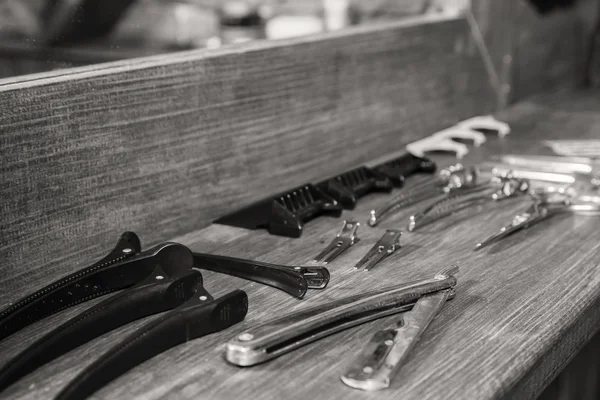 Hulpprogramma's kappers. Barber Tools op een houten achtergrond — Stockfoto