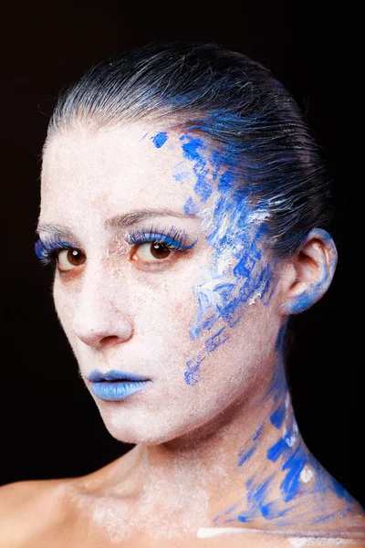 Mavi ve beyaz renklerde yaratıcı, parlak makyaj — Stok fotoğraf