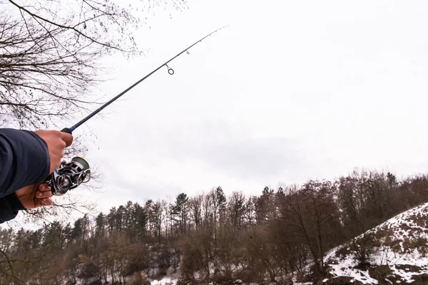 El pescador pesca en el invierno que gira —  Fotos de Stock