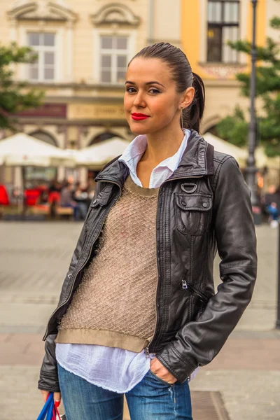 Hermosa chica viajando en la antigua ciudad — Foto de Stock