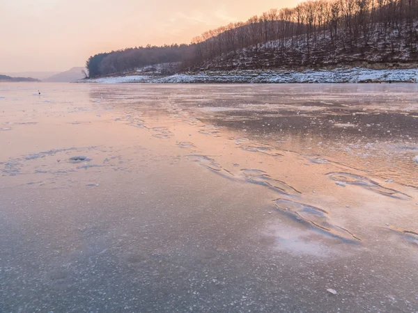 Vackert vinterlandskap på floden. Floden i is. Vinter fiske — Stockfoto