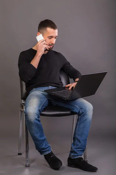 Stilvoller, erfolgreicher Geschäftsmann mit Laptop — Stockfoto