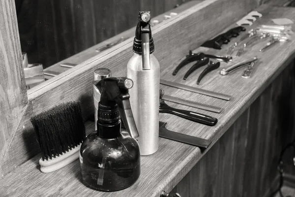 Nástroje pro kadeřníky. Holič nástroje na dřevěné pozadí — Stock fotografie