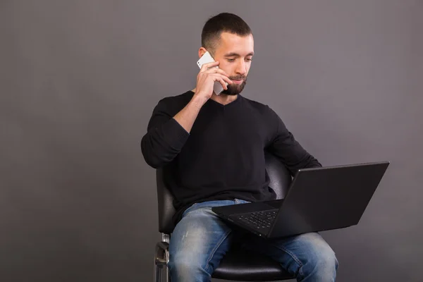 Stilvoller, erfolgreicher Geschäftsmann mit Laptop — Stockfoto