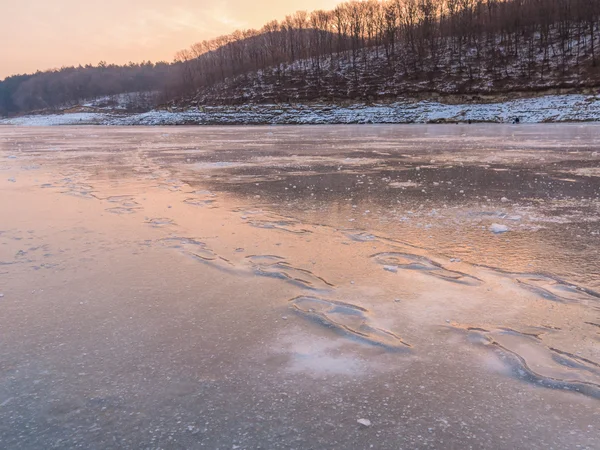 川沿いの美しい冬の風景。氷の川。冬の釣り — ストック写真
