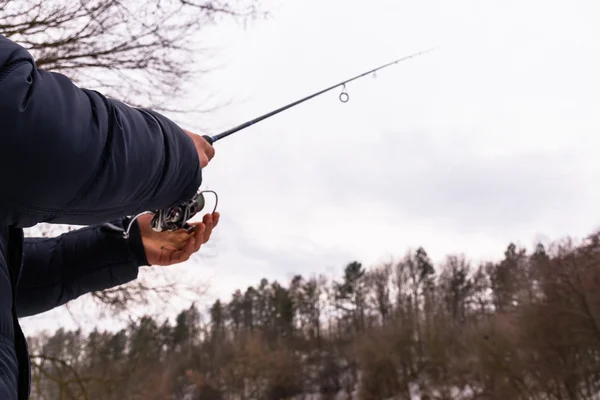 El pescador pesca en el invierno que gira — Foto de Stock