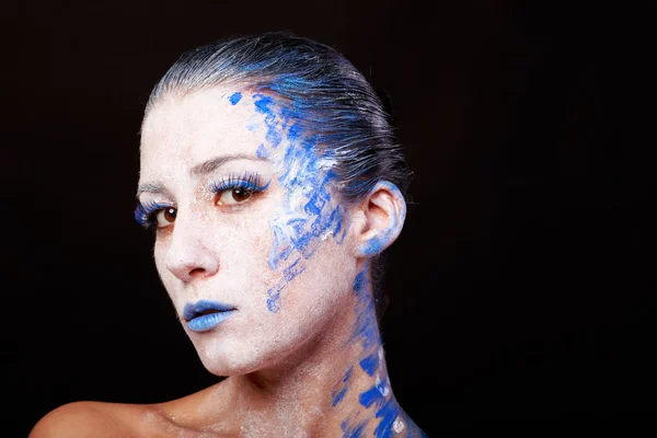 Le maquillage créatif et lumineux aux couleurs bleu et blanc — Photo
