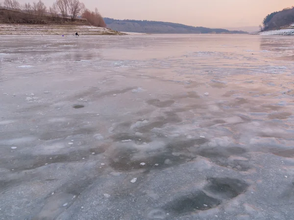 Piękny zimowy krajobraz nad rzeką. Rzeka w lodzie. Zimowe połowów — Zdjęcie stockowe