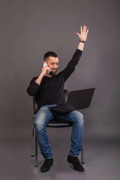 Bir dizüstü bilgisayar ile şık, başarılı iş adamı — Stok fotoğraf