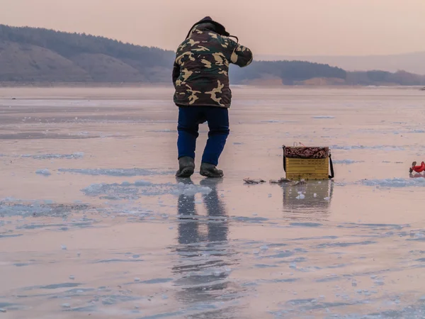 Прекрасный зимний пейзаж на реке. Река во льду. Зимний лов — стоковое фото