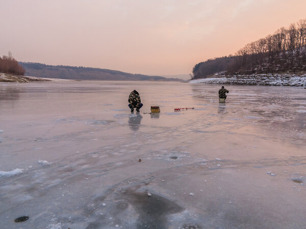 Прекрасный зимний пейзаж на реке. Река во льду. Зимний лов
