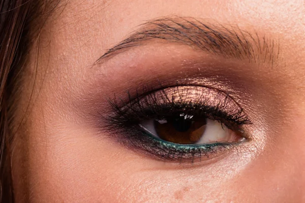 Grandes ojos de maquillaje profesional. Brillo, sombra de ojos, iluminador, delineador de ojos. Ojo de niña primer plano . — Foto de Stock