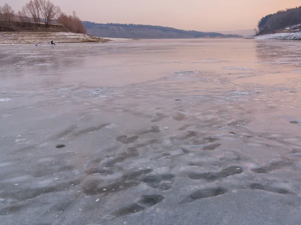 Beau paysage hivernal sur la rivière. Rivière dans la glace. Pêche d'hiver — Photo