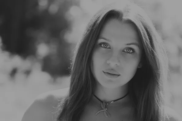 Mulher morena jovem em um vestido branco. Uma menina fica no meio do campo de flores cor-de-rosa em um dia ensolarado. Campo, flores beleza, natureza, - O conceito de férias no campo. Artigo sobre férias . — Fotografia de Stock